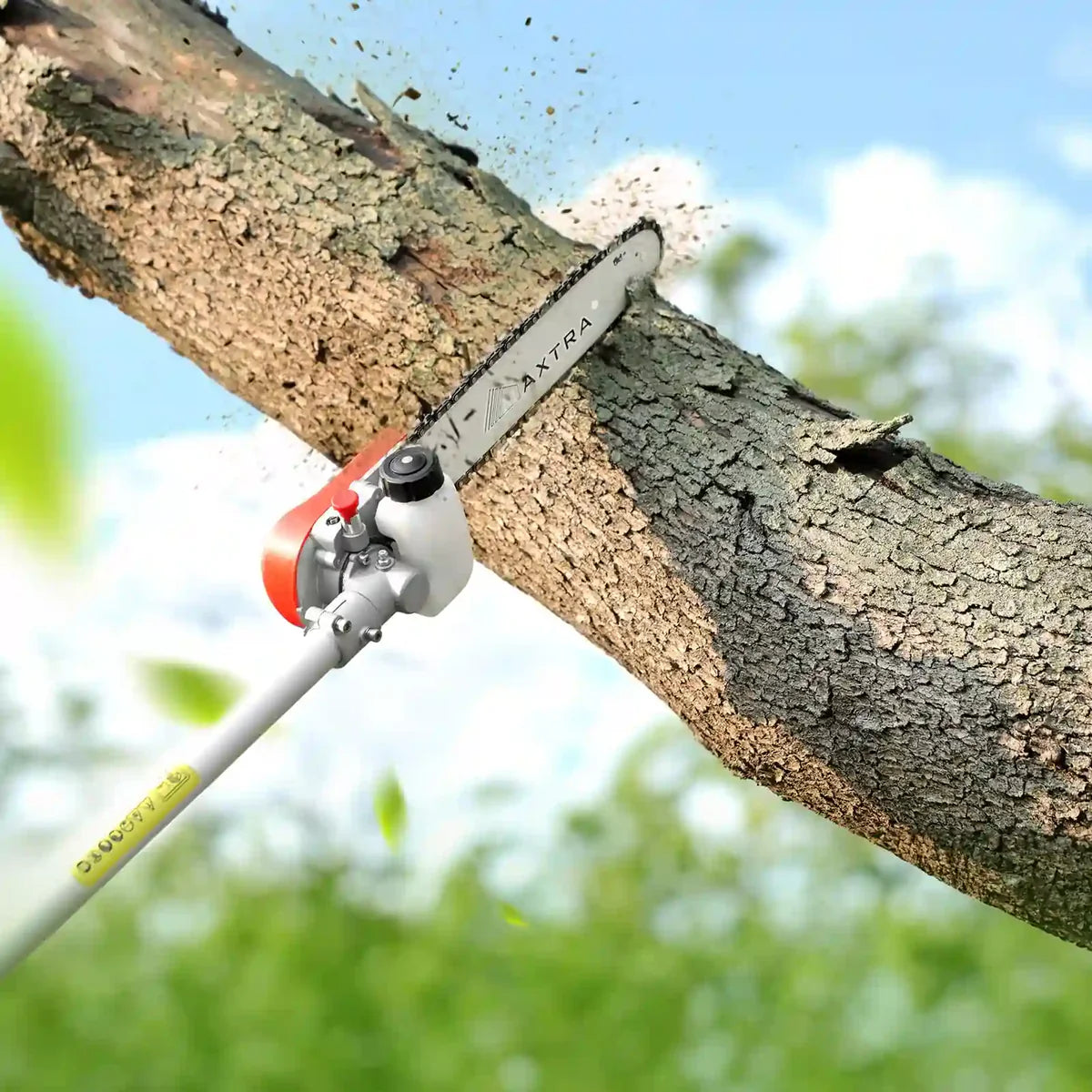 Tree pruner cutting a branch#style_5-in-1 saw head